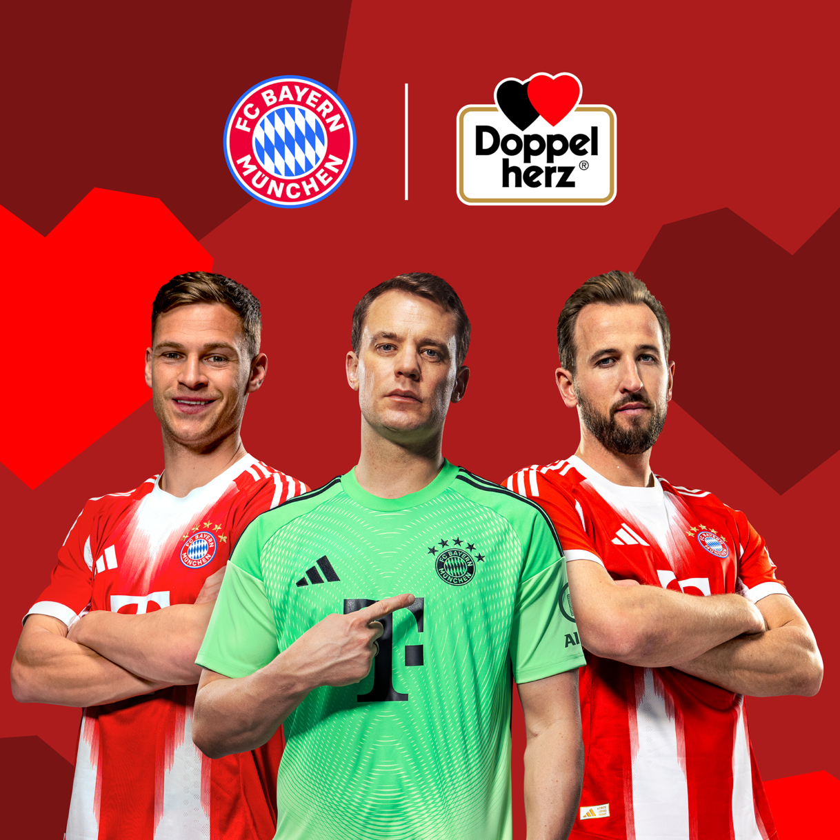 Trois joueurs du FC Bayern Munich se tiennent devant un fond rouge avec des formes géométriques en forme de cœur. De gauche à droite : Harry Kane, Jamal Musiala et Manuel Neuer. Au-dessus d’eux se trouvent les logos du FC Bayern Munich et de Doppelherz, indiquant un partenariat de marque.